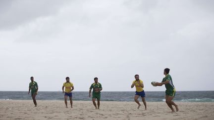 &nbsp; (Pour donner aux Brésiliens le goût du rugby, des démonstrations sont organisées sur la plage de Copacabana © Felipe Dana/Sipa)