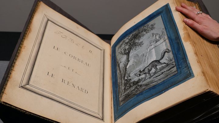 Un livre contenant des illustrations des Fables de La Fontaine réalisées par le peintre français Jean-Baptiste Oudry, présenté chez Christie's, à New York, le 24 janvier 2023. (CECILIA SANCHEZ / AFP)