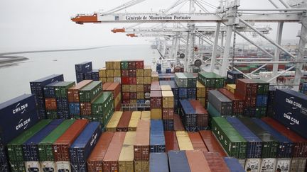 Des conteneurs dans le port du Havre, le&nbsp;19 décembre 2012. (CHARLY TRIBALLEAU / AFP)