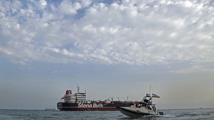 Une navette et un hélicoptère des Gardes de la Révolution iraniens autour du "Stena Impero", un tanker à pavillon britannique saisi par l'Iran, ici le 21 juillet 2019 dans le golfe Persique. (HASAN SHIRVANI / AP / SIPA)