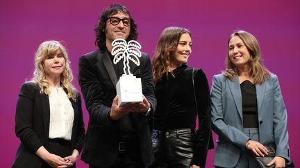 L'équipe de la série "Partisan", sacrée meilleure série au festival Canneseries, 14 octobre 2020 (VALERY HACHE / AFP)