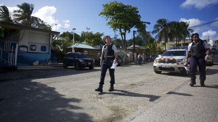 Des policières patrouillent dans les rues du Gosier, en Guadeloupe, le 20 mars 2020. (CEDRICK ISHAM CALVADOS / AFP)