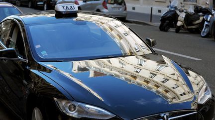 Un taxi de la marque Tesla, à Paris, le 12 novembre 2014. (ERIC PIERMONT / AFP)