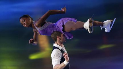 Les patineurs fran&ccedil;ais Vanessa James et Morgan Cipres en d&eacute;monstration au troph&eacute;e Bompard &agrave; Paris, le 17 novembre 2013. (GONZALO FUENTES / REUTERS)