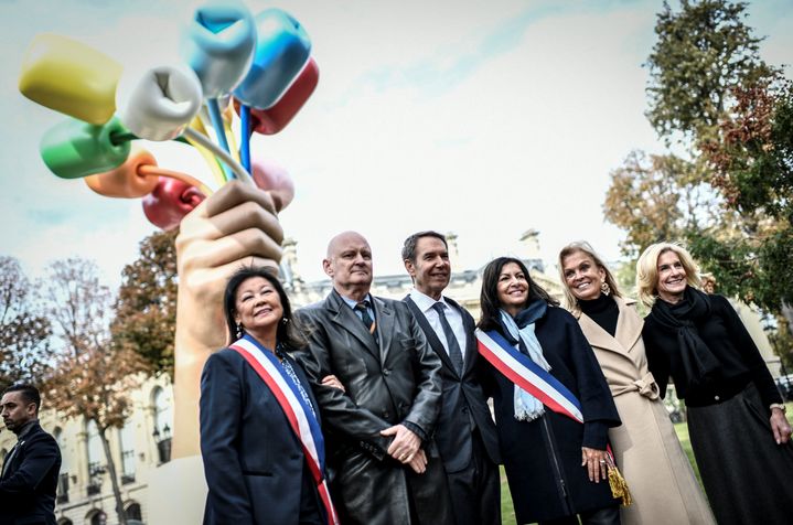 Jeanne d'Hauteserre, maire du 8e arrondissement de Paris,&nbsp; Christophe Girard, adjoint à la mairie de Paris en charge de la Culture, l'artiste américain Jeff Koons, Anne Hidalgo, maire de Paris, Jane Hartley, ancienne ambassadrice des Etats-Unis en France et&nbsp;Jamie McCourt,&nbsp;actuelle ambassadrice des Etats-Unis en France.&nbsp; (STEPHANE DE SAKUTIN / AFP)