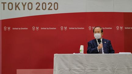 Toshiro Muto, directeur général de Tokyo 2020, lors d'une conférence de presse organisée à Tokyo, lundi 26 avril. (NICOLAS DATICHE / POOL)