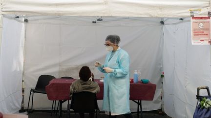 La campagne de dépistage du Covid-19 au Pré-Saint-Gervais (Seine-Saint-Denis) le 15 septembre 2020. (MYRIAM TIRLER / HANS LUCAS / AFP)