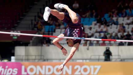 Renaud Lavillenie lors de sa qualification pour la finale du concours de la perche aux&nbsp;championnats du monde d'athlétisme à Londres, le 6 août 2017. (RAINER JENSEN / DPA)