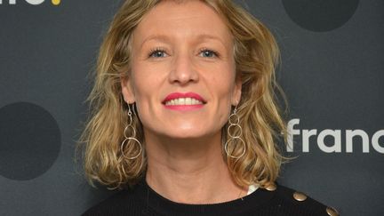 Alexandra Lamy, invitée sur franceinfo pour "La Mise à jour" de Guy Birenbaum. (RADIO FRANCE / JEAN-CHRISTOPHE BOURDILLAT)