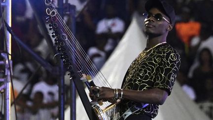 Le chanteur Sidiki Diabate sur scène lors des funérailles du chanteur DJ Arafat à Abidjan en Côte d'Ivoire le 30 août 2019. (ISSOUF SANOGO / AFP)