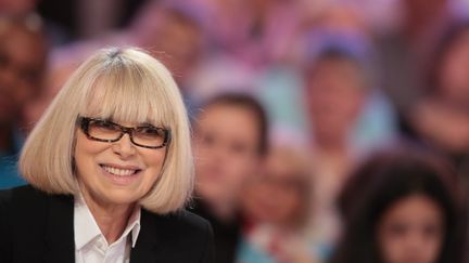 Mireille Darc sur le plateau de l'émission Vivement Dimanche (France 2), le 9 mai 2015
