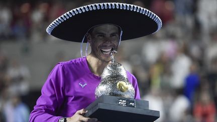 Rafael Nadal s'est imposé en finale du tournoi d'Acapulco, samedi 26 février 2022, face à Cameron Norrie. (PEDRO PARDO / AFP)