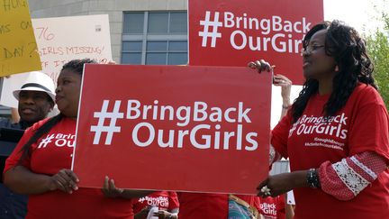 Des personnes manifestent &agrave; Washington (Etats-Unis) pr&egrave;s de l'ambassade nig&eacute;riane&nbsp;pour r&eacute;clamer le retour des lyc&eacute;ennes enlev&eacute;es au Nigeria, le 6 mai 2014. (ROBERT MACPHERSON / AFP)