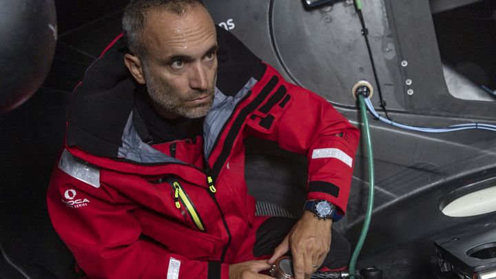 Fabrice Amedeo effectue le changement des filtres à microplastiques, à bord de son Imoca. (PIERRE BOURAS)