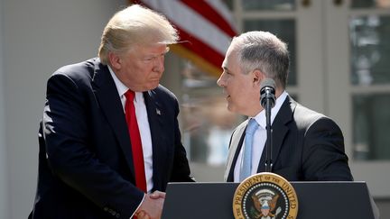 Donald Trump et son ministre de l'environnement,&nbsp;Scott Pruitt, le 5 juillet 2018, à Washington, aux Etats-Unis. (WIN MCNAMEE / GETTY IMAGES NORTH AMERICA /)