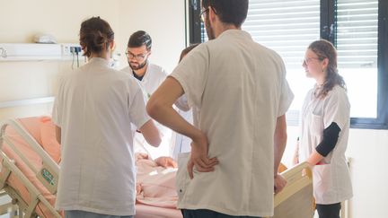 Des soignants dans un service qui traite les cancers du foie, dans l'hôpital L'Archet de Nice (Alpes-Maritimes), le 12 janvier 2018. (A. NOOR / BSIP  / AFP)