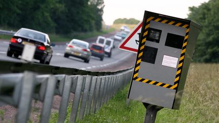 Des voitures passent devant un radar install&eacute; sur une route d&eacute;partementale, &agrave; hauteur de Tigery (Essonne), le 6 juin 2007. (MAXPPP)