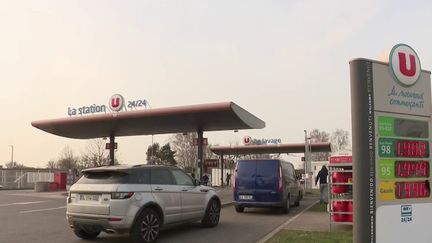 Prix des carburants : en moyenne, le litre repasse sous la barre des deux euros (FRANCE 2)