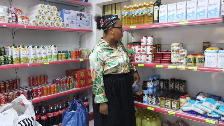 Zainabou Madjinda, inspectrice de la concurrence, de la consommation et de la répression des fraudes, à Mayotte, le 12 octobre 2023. (ROBIN PRUDENT / FRANCEINFO)