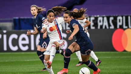 Sara Dabritz face à Amel Majri lors de Lyon-PSG en D1 féminine, le 30 mai 2021 au Groupama Stadium (OLIVIER CHASSIGNOLE / AFP)