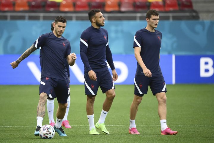 Lucas Hernandez (gauche) était bien présent à l'entraînement à la veille du huitième de finale de l'Euro 2021 contre la Suisse. (FRANCK FIFE / AFP)