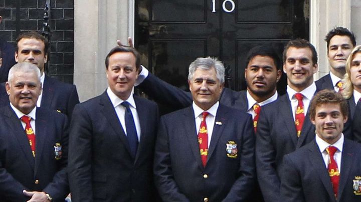 L'international anglais de rugby Manu Tuilagi (au fond &agrave; droite) fait des oreilles de lapin &agrave; David Cameron lors d'une photo officielle, le 16 septembre 2013 &agrave; Londres (Royaume-Uni). (SANG TAN / AP / SIPA)