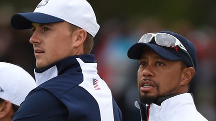 Jordan Spieth, la nouvelle perle du golf américain, avec Tiger Woods, l'ancien maître du golf mondial (TIMOTHY A. CLARY / AFP)