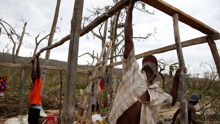 Des habitants de Jeremie (Haïti) tentent de reconstruire leurs habitations après le passage de l'ouragan, le 6 octobre 2016. (CARLOS GARCIA RAWLINS / REUTERS)