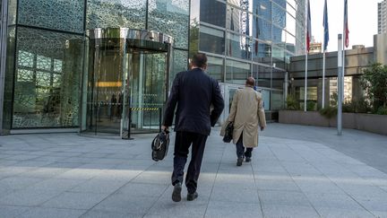 Des cadres pénètrent dans un building du quartier de La Défense (Paris-Puteaux). (MAXPPP)