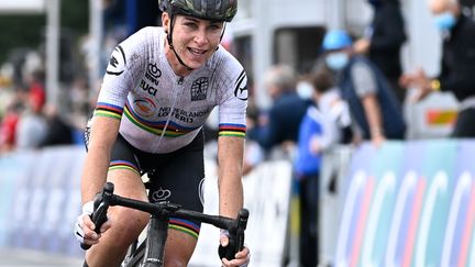 La néerlandaise Annemiek van Vleuten franchit la ligne d'arrivée pour remporter les championnats d'Europe de cyclisme sur route à Plouay (Morbihan), le 27 août.
 (DAMIEN MEYER / AFP)