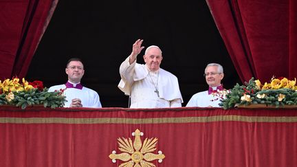 Le pape François salue la foule massée sur la place Saint-Pierre de Rome, le 25 décembre 2022, au Vatican. (ANDREAS SOLARO / AFP)