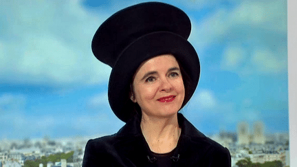 Amélie Nothomb invitée sur le plateau de France 2 pour parler de la réédition du conte "Alice au pays des merveilles"
 (France 2 / Culturebox)