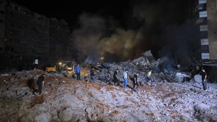 Des habitants de Beyrouth sur le site d'un bombardement massif de l'armée israélienne dans le sud de la villle, le soir du 27 septembre 2024. (AFP)