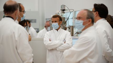 Emmanuel Macron visite un laboratoire de Sanofi Pasteur près de Lyon, le 16 juin 2020. (GONZALO FUENTES / POOL)