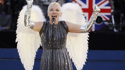 250 000 personnes ont assist&eacute; au concert g&eacute;ant donn&eacute; devant Buckingham Palace qui a vu d&eacute;fil&eacute; Elton John, Paul McCartney, Robbie Williams, Grace Jones ou encore Eurythmics (photo). (DAVID MOIR / REUTERS)