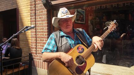 Kraig Moss, partisan de Donald Trump, chante dans les rues de Cleveland (Etats-Unis), le 19 juillet 2016. (MATHIEU DEHLINGER / FRANCETV INFO)