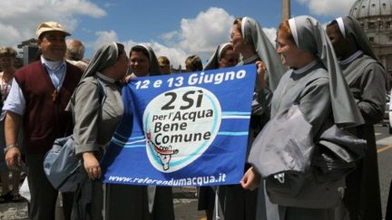 Des religieuses manifestant près du Vatican en faveur du référendum refusant la privatisation de l'eau (AFP - ANDREAS SOLARO)