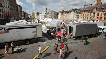 Pr&eacute;paratifs de la braderie de Lille place de l'Op&eacute;ra le 30 ao&ucirc;t 2013. ( MAXPPP)