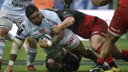 Ben Tameifanu (Racing) tente de forcer la défense des Saracens (JEFF PACHOUD / AFP)