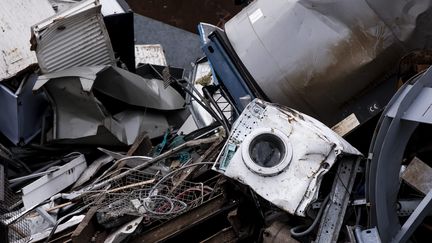 Des appareils électroménagers entassés dans une déchetterie. (VINCENT ISORE / MAXPPP)