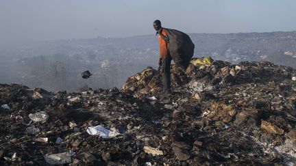 Un récupérateur de déchets recyclables sur la décharge de&nbsp;Mbeubeuss, près de Dakar au Sénégal, le 2 décembre 2016. (XAUME OLLEROS / ANADOLU AGENCY)