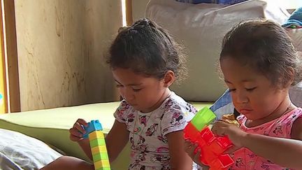 Elles sont jumelles, mais ne se sont connues qu’à l’âge de quatre ans.&nbsp;C’était lors de leurs retrouvailles il y a quelques jours à Tahiti, où elles sont nées.&nbsp;À l’âge de quatre mois, la petite Malia avait dû partir en métropole avec sa maman, dans l’espoir de bénéficier d’une greffe de foie. (CAPTURE D'ÉCRAN FRANCE 3)