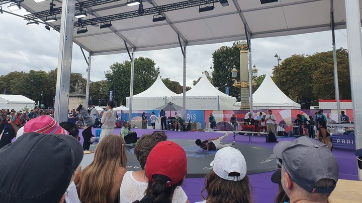 Des spectateurs assistent à l'entraînement des b-girls et des b-boys dans le parc urbain de la Concorde, vendredi 9 août, à l'occasion des premières épreuves de break aux Jeux olympiques. (MAYLICE LAVOREL / FRANCEINFO SPORTS)