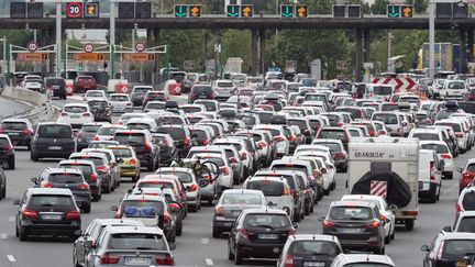 Des automobilistes dans le sud de la France le 8 juillet 2017. (ROMAIN LAFABREGUE / AFP)