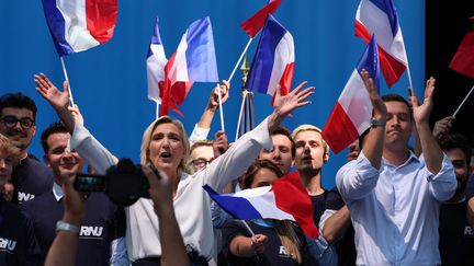 Pour les élections européennes, le Rassemblement national veut aller chercher le vote des abstentionnistes (photo d'illustration avec Marine Le Pen et Jordan Bardella aux Estivales du parti, le 16 septembre 2023). (PASCAL GUYOT / AFP)