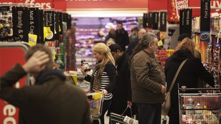 Dans un supermarch&eacute; de Londres (Royaume-Uni), le 23 d&eacute;cembre 2011. (REUTERS)