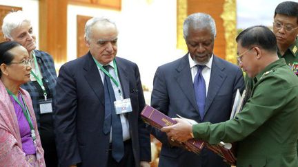 Image d'archives du nouvel émissaire spécial des Nations Unies en Libye, Ghassan Salamé (au centre à G), aux côtés de l'ancien secrétaire général de l'ONU, Kofi Annan, lors d'une rencontre avec le chef des forces armées birmanes, le général Min Aung Hlaing, le 6 décembre 2016. (ADVISORY COMMISSION ON RAKHINE STATE/AFP)