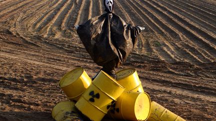 Un &eacute;pouvantail est install&eacute; par des militants anti-nucl&eacute;aires sur le trajet d'un convoi de d&eacute;chets radioactifs &agrave; Gorleben (Allemagne), le 20 novembre 2011. (JOHANNES EISELE / AFP)