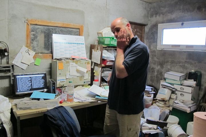 Emmanuel Rault dans son bureau, &agrave;&nbsp;Quintenic (C&ocirc;tes-d'Armor), jeudi 11 juin 2015. (F. MAGNENOU / FRANCETV INFO)