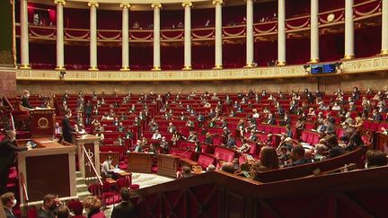 Adopté en&nbsp;Conseil des Ministres&nbsp;lundi 27 décembre, le projet de loi pour le pass vaccinal est examiné en commission depuis le 29 décembre à l'Assemblée, pour une entrée en vigueur espérée dès le 15 janvier.&nbsp;Le ministre de la Sante&nbsp;reconnait&nbsp;qu'il s'agit d'une obligation vaccinale déguisée. (CAPTURE D'ÉCRAN FRANCE 3)